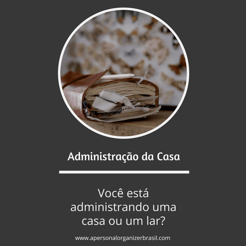 A close-up of an open, worn notebook with papers inside. Below, Portuguese text asks: "Administração da Casa. Você está administrando um lar ou uma casa?" The website apersonalorganizerbrasil.com appears at the bottom.