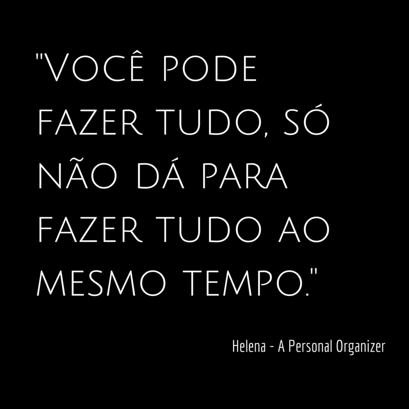 White text on a black background reads: "Você pode fazer tudo, só não dá para fazer tudo ao mesmo tempo." A reflexão de administrando um lar é creditada a Helena - A Personal Organizer.