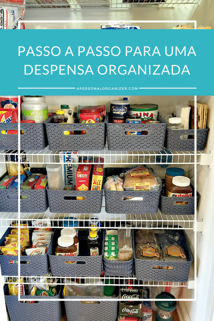 Image of a well-organized pantry with neatly arranged shelves filled with various food items in labeled gray baskets. The text overlay reads "Passo a Passo Para Uma Despensa Organizada" in Portuguese, emphasizing the importance of a despensa organizada.