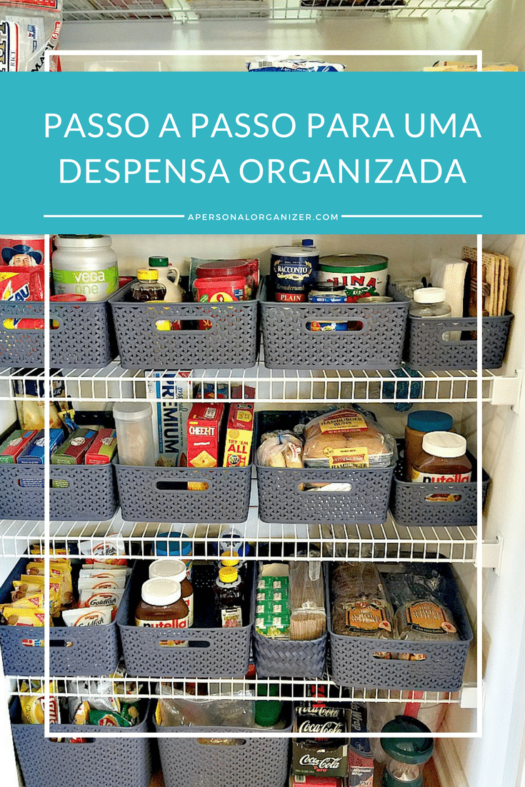Image of a well-organized pantry with neatly arranged shelves filled with various food items in labeled gray baskets. The text overlay reads "Passo a Passo Para Uma Despensa Organizada" in Portuguese, emphasizing the importance of a despensa organizada.