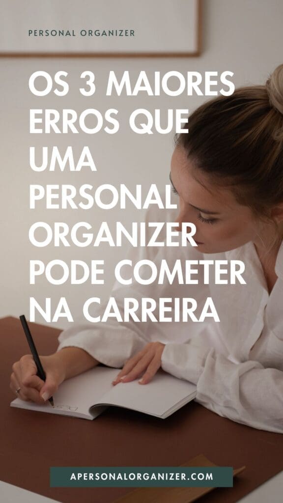 A woman writes in a notebook at a desk, focused on organizing her thoughts. Overlaid text in Portuguese reads: "Os 3 maiores erros que uma personal organizer pode cometer na carreira." At the bottom is a website: apersonalorganizer.com.
