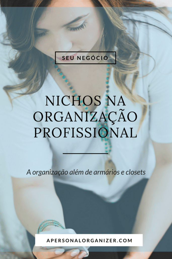 A mulher é vista sentada, segurando contas de malaquita no colo. Ela veste uma camiseta branca. O texto na imagem diz "SEU NEGÓCIO, nichos na organização profissional, A organização além de armários e closets." Na parte inferior, há um URL: apersonalorganizer.com.