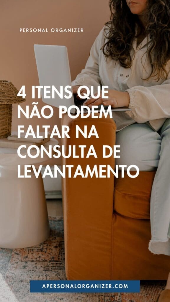 A woman sits on an orange chair working on a laptop, embracing organization. Overlaid text in Portuguese reads, "4 itens que não podem faltar na consulta de levantamento." A website link at the bottom says "apersonalorganizer.com.