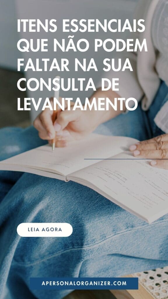 Mulher sentada escrevendo em um caderno, com a frase "Itens essenciais de organização que não podem faltar na sua consulta de levantamento" em destaque na imagem.
