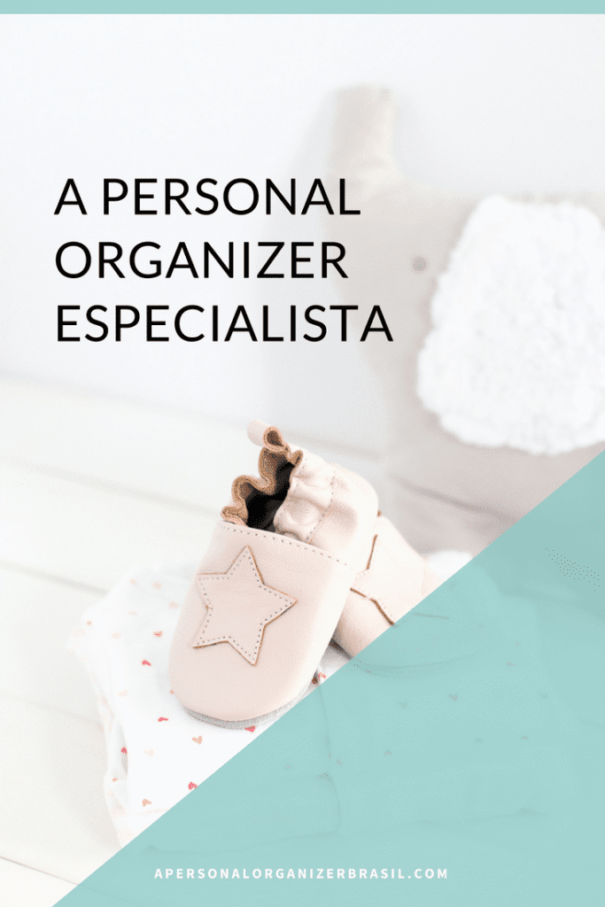 A pair of pale pink baby shoes with a star decoration sits on a white surface next to folded baby clothes, perfectly arranged by a personal organizer, with text reading "A Personal Organizer Especialista.