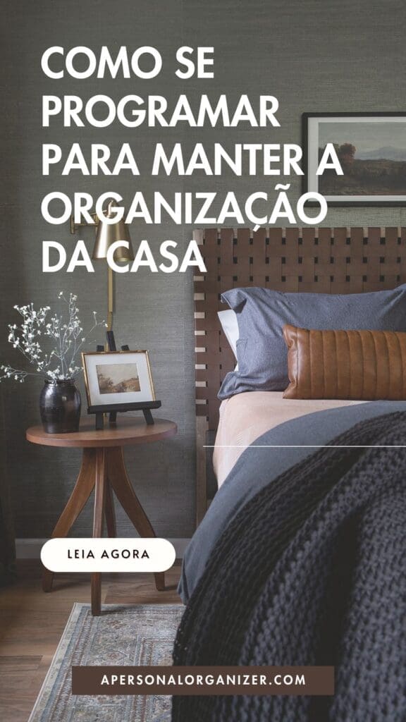 Modern bedroom with a neatly made bed, pillows, a leather cushion, a knitted blanket, and a round wooden nightstand with a vase of flowers—a serene space that inspires tidying and home organization. Text in Portuguese talks about home organization.