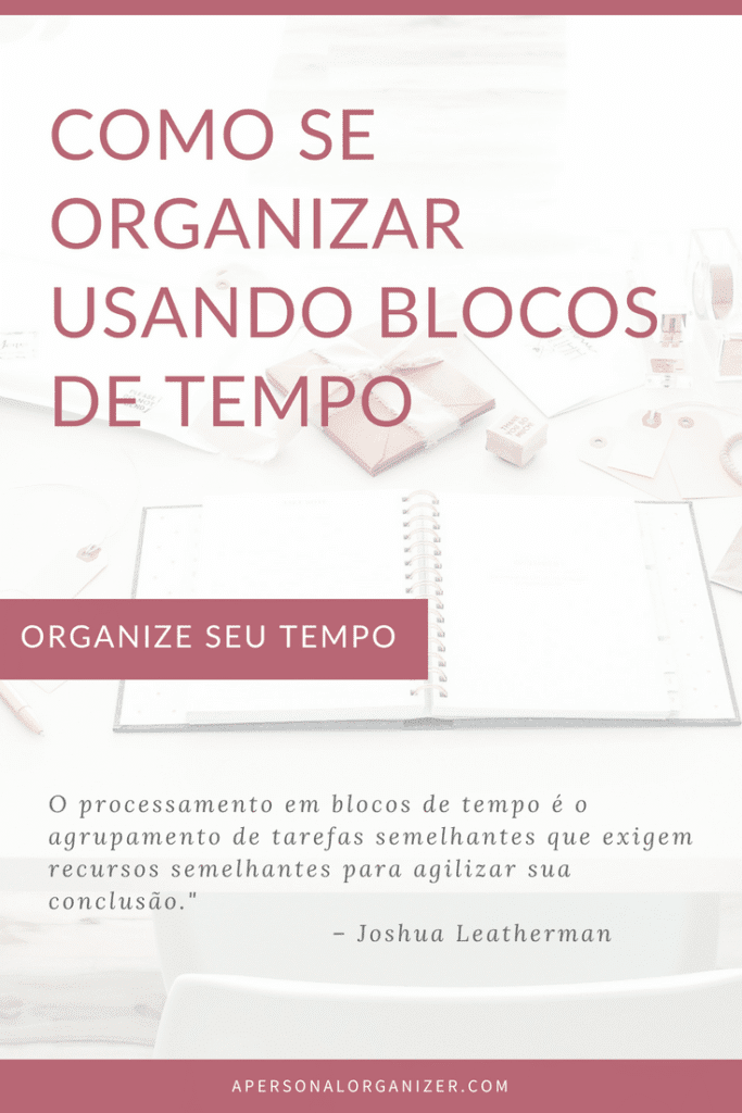 Imagem com fundo de mesa de escritório clara, cadernos, óculos e caneta. Texto em destaque: "Como se organizar usando blocos de tempo". Uma citação sobre produtividade e o site apersonalorganizer.com completam a imagem.