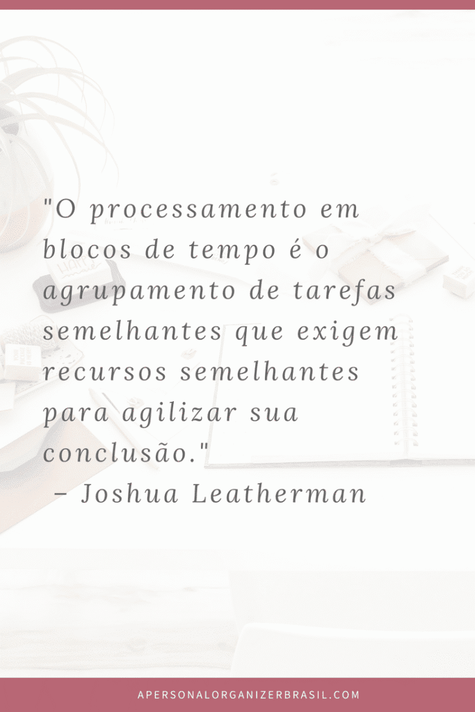 A quote in Portuguese on a faint office desk background reads: "O processamento em blocos de tempo é o agrupamento de tarefas semelhantes que exigem recursos semelhantes para agilizar sua conclusão." — Joshua Leatherman.