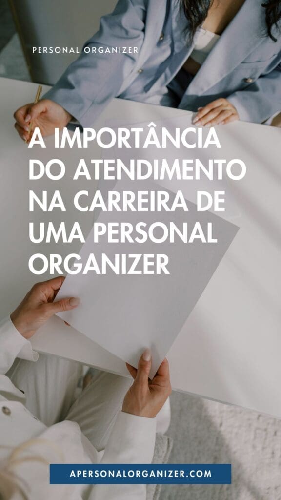 Two people in light-colored clothing sit at a white table with papers, discussing organization. Overlaid text in Portuguese reads, "A importância do atendimento na carreira de uma Personal Organizer." Website link at the bottom.