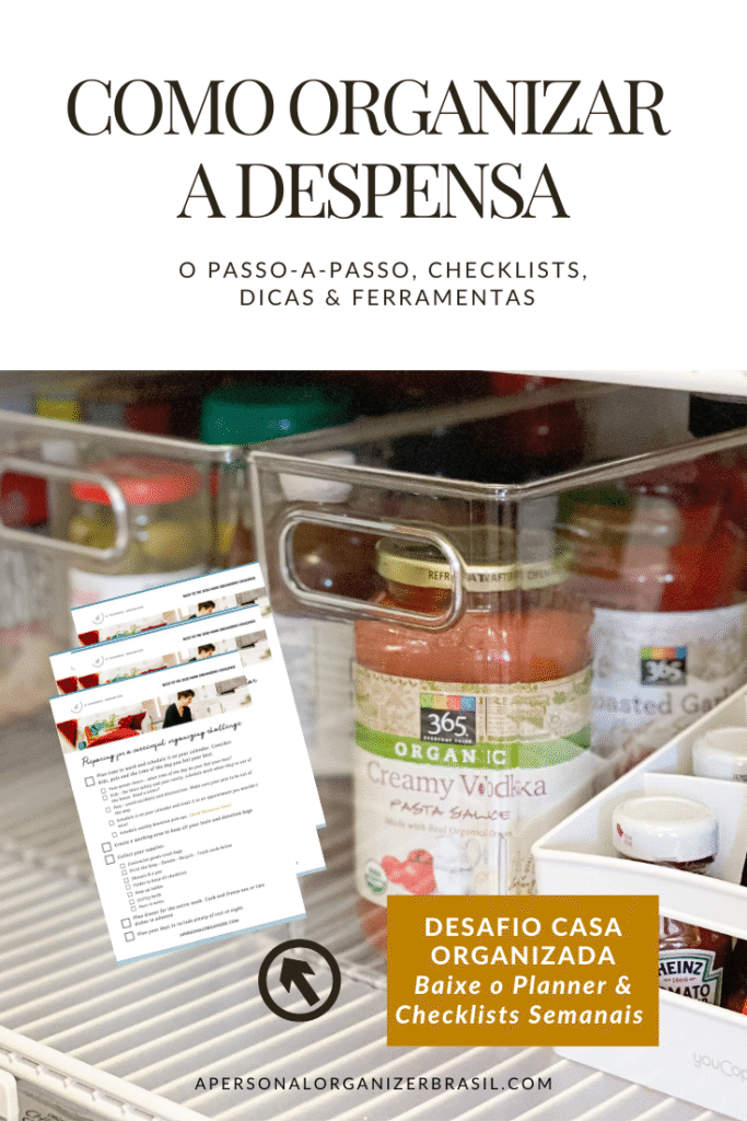 Open refrigerator shelves with organized transparent containers holding jars and bottles. Text overlays offer tips to organizar a despensa, plus downloadable checklists and planners from "A Personal Organizer Brasil.
