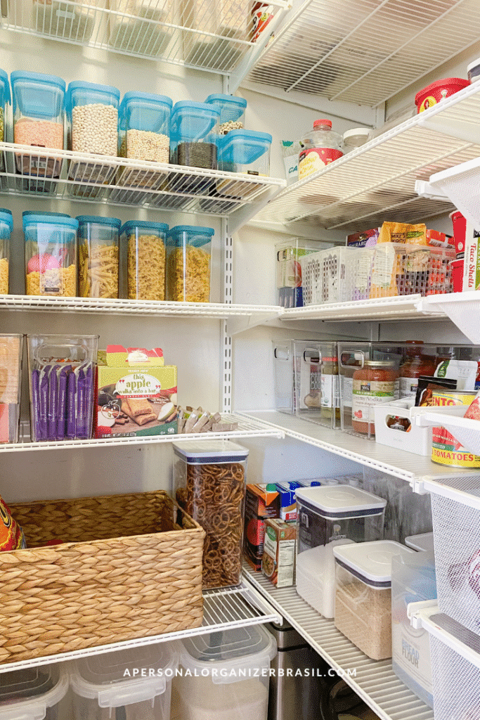 Neatly organized pantry with clear containers holding dry goods like pasta, grains, and cereal on wire shelves, alongside baskets and labeled bins storing snacks and canned items—perfect inspiration to organizar a despensa in a clean, well-arranged space.