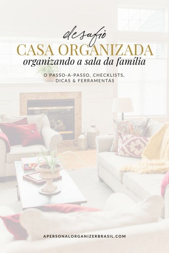 Living room with sofas, cushions, coffee table, books, and a fireplace, overlaid with Portuguese text about como manter a sala organizada—step-by-step guides, checklists, dicas e ferramentas para ajudar a organizar a sala da família.