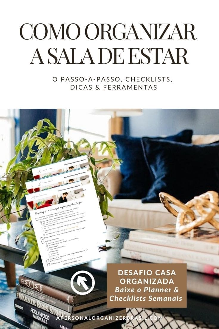 A living room with a coffee table holding a plant and notebooks, overlaid with a checklist and text in Portuguese about como organizar a sala de estar, checklists, and a free planner download.