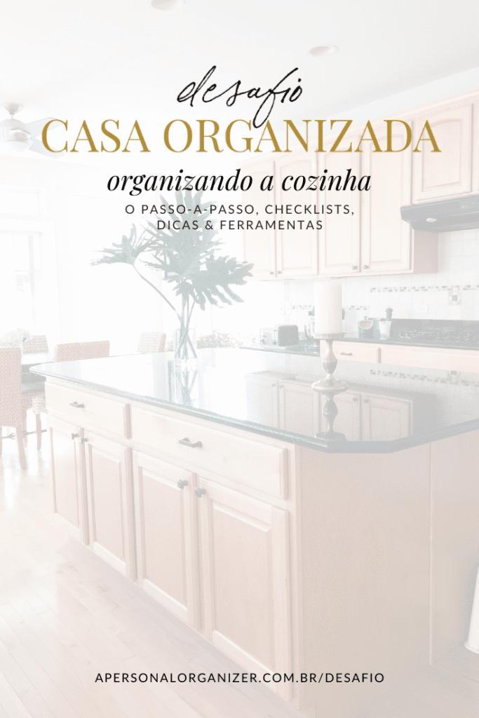 Uma cozinha organizada e iluminada, com armários de madeira clara, bancada preta e plantas. Texto em português incentiva o desafio de organização de cozinha com dicas, checklists e ferramentas práticas.