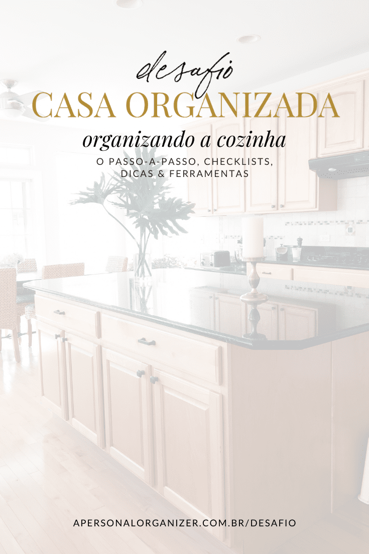 Uma cozinha organizada e iluminada, com armários de madeira clara, bancada preta e plantas. Texto em português incentiva o desafio de organização de cozinha com dicas, checklists e ferramentas práticas.