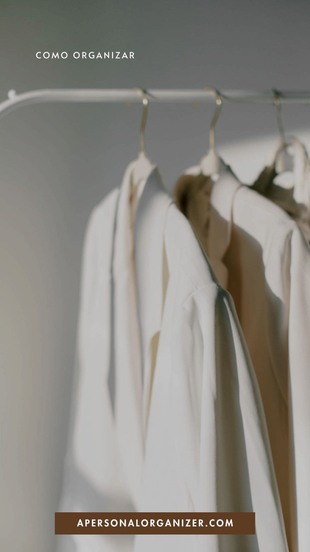 Four light-colored jackets or shirts neatly hang on wooden hangers on a white clothing rack. Text at the top reads "Como organizar," highlighting easy organizing tips, and a website "apersonalorganizer.com" appears at the bottom.