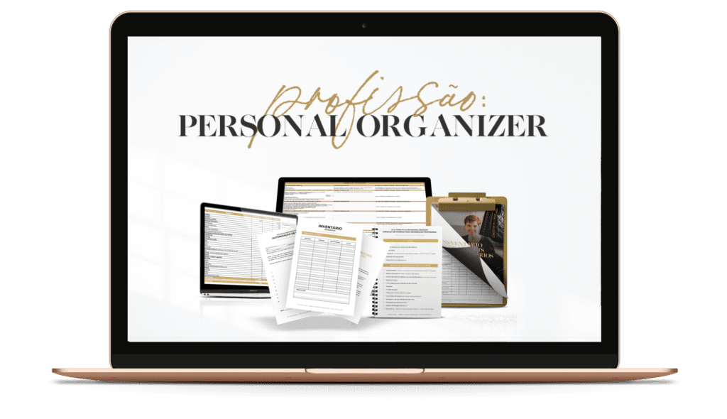 A laptop screen shows "Profissão: Personal Organizer," complete with documents and a clipboard featuring various organizational templates, reflecting the expertise gained from a curso personal organizer.