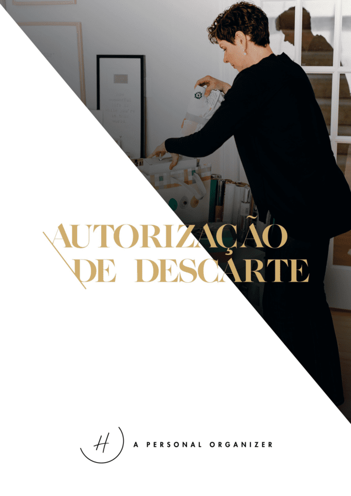 A person placing items into a storage basket. The image is diagonally split with a white section featuring the text "Autorização de Descarte" in gold letters, and at the bottom, "Formulários e Modelo de Contrato Para Personal Organizer" alongside a logo.