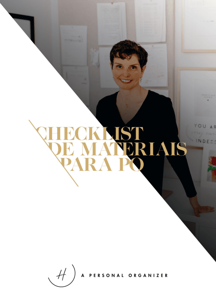 Split image design showing a woman smiling in an office with papers pinned on the wall. On the left, text in gold reads "CHECKLIST DE MATERIAIS PARA PO" over a white background. Bottom text highlights "Formulários e Modelo de Contrato Para Personal Organizer" with a logo.