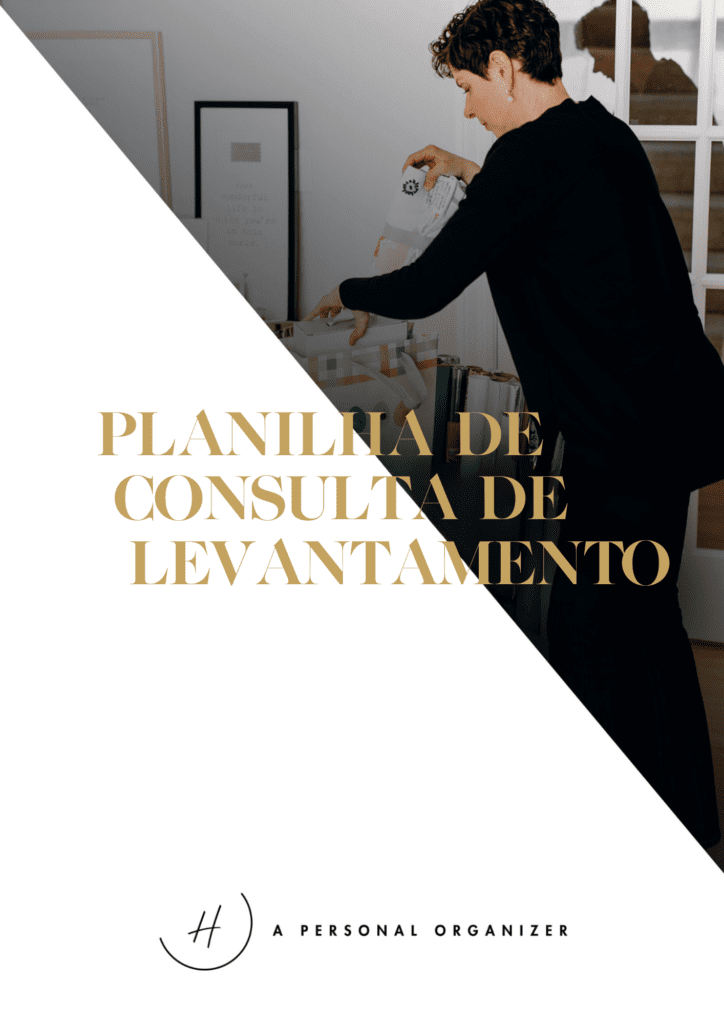 A person organizing papers on a table. The text overlay reads "Planilha de Consulta de Levantamento" alongside "Formulários e Modelo de Contrato Para Personal Organizer." At the bottom, it says "A Personal Organizer" with a decorative logo.