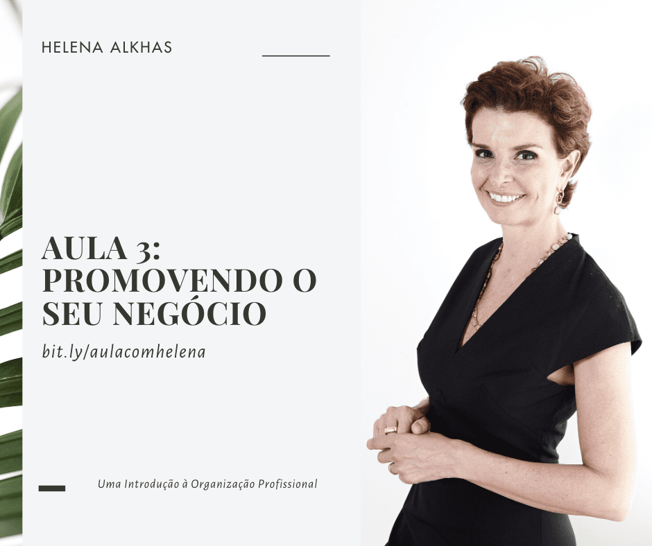 A smiling woman with short hair in a black dress stands confidently with arms crossed. Text reads: "Aula 3: Iniciar e Promover o Seu Negócio" and "Uma Introdução à Organização Profissional," complete with a link. A plant graces the scene on the left.