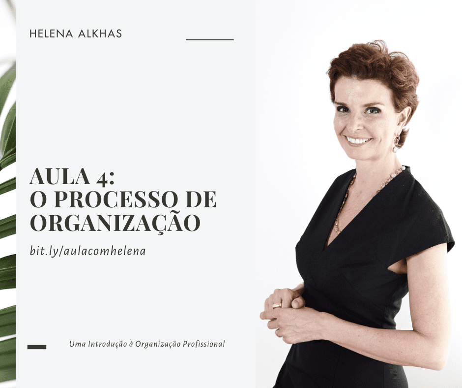 A smiling woman stands beside text reading "Aula 4: O Processo de Organização," perfect for those looking to iniciar um negócio. A website link is below, and Helena Alkhas's name appears at the top. She wears a black dress and has short brown hair.
