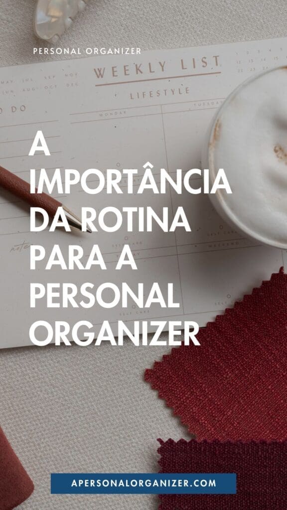 A Weekly List planner, a coffee cup, and fabric swatches on a table with text in Portuguese: "A importância da rotina para a personal organizer". The scene highlights organizing routines, with a blue bar showing apersonalorganizer.com.