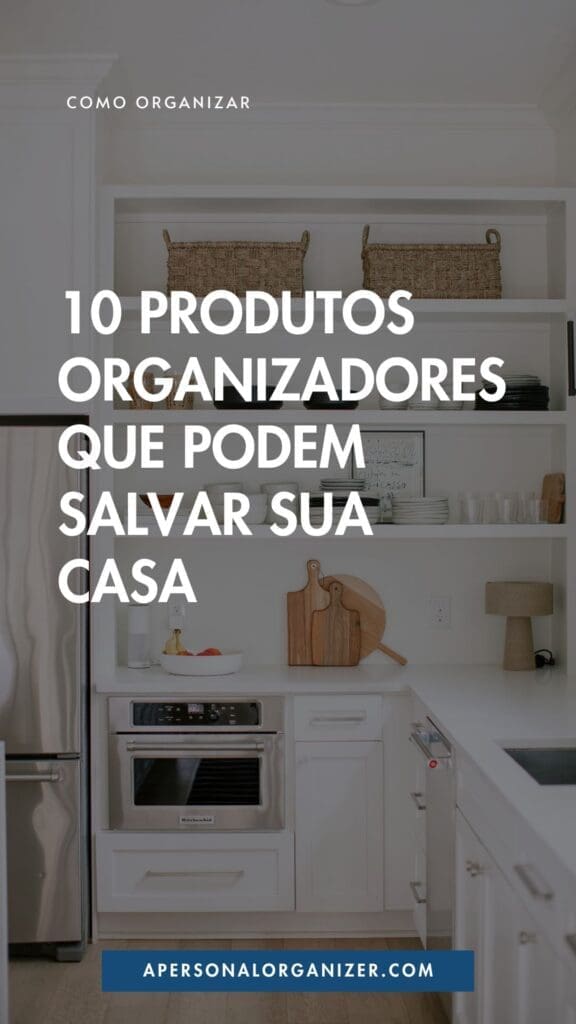 White kitchen with open shelves holding baskets, dishes, and jars. The Portuguese text reads, "10 produtos organizadores que podem salvar sua casa," highlighting smart declutter tips. A website link appears at the bottom.