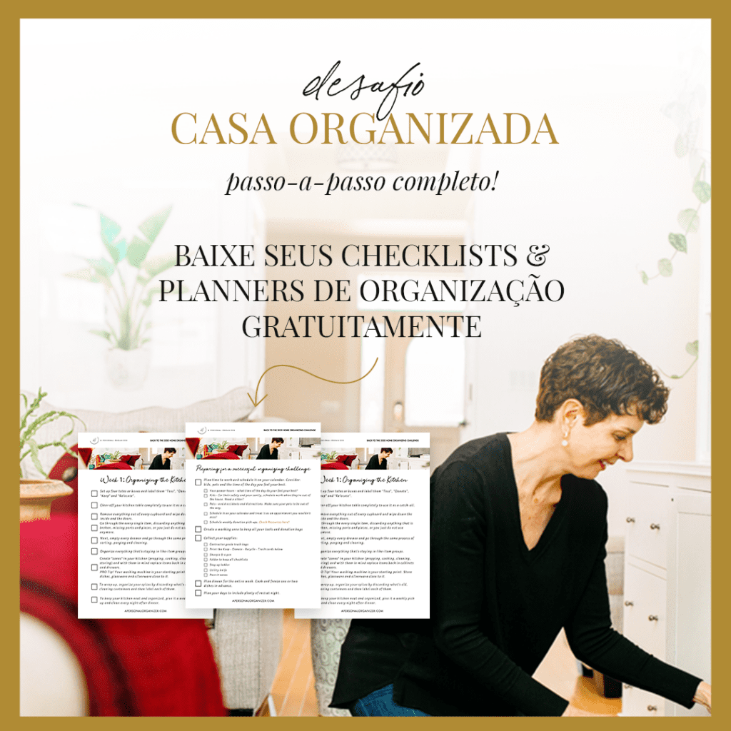 Mulher de cabelo curto usando blusa preta organiza objetos em uma sala clara. À esquerda, três checklists/planners de organização da casa aparecem sobrepostos. Texto em destaque oferece materiais gratuitos para o desafio “Casa Organizada”.