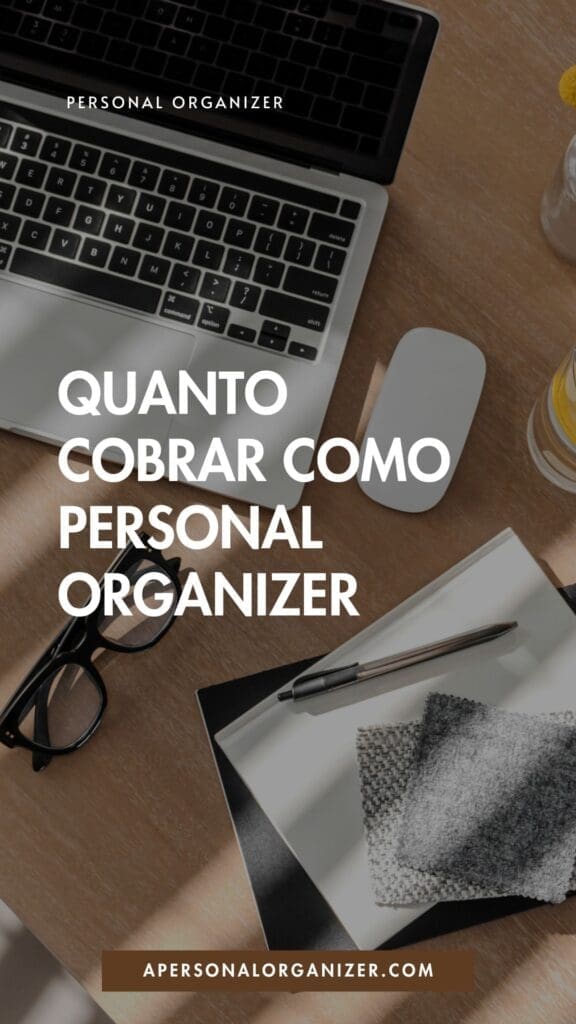 A desk with a laptop, computer mouse, drinking glass, eyeglasses, notebook, pen, and fabric swatches—perfect tools for any personal organizer. Overlaid text in Portuguese reads: "Quanto cobrar como personal organizer.