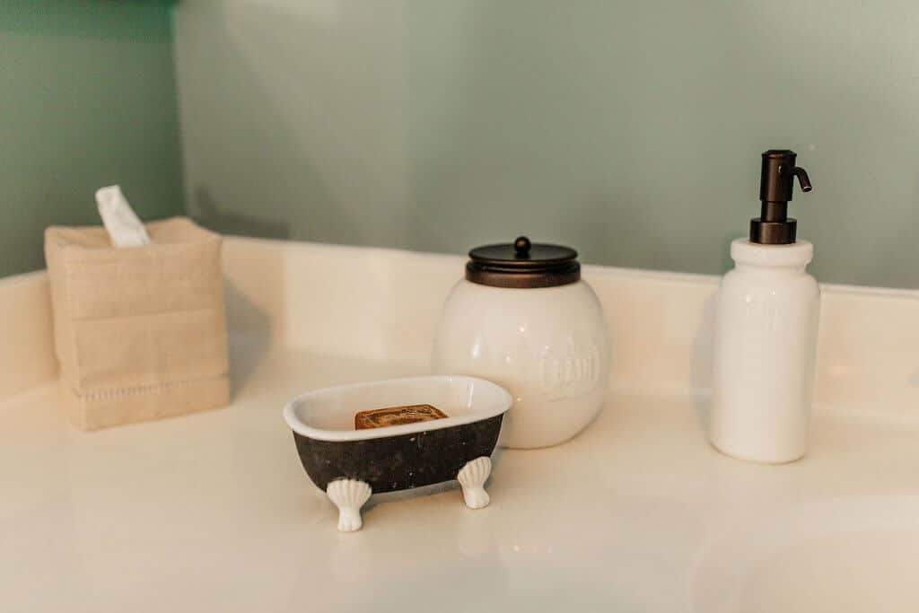 How to keep your bathroom clean and organized.