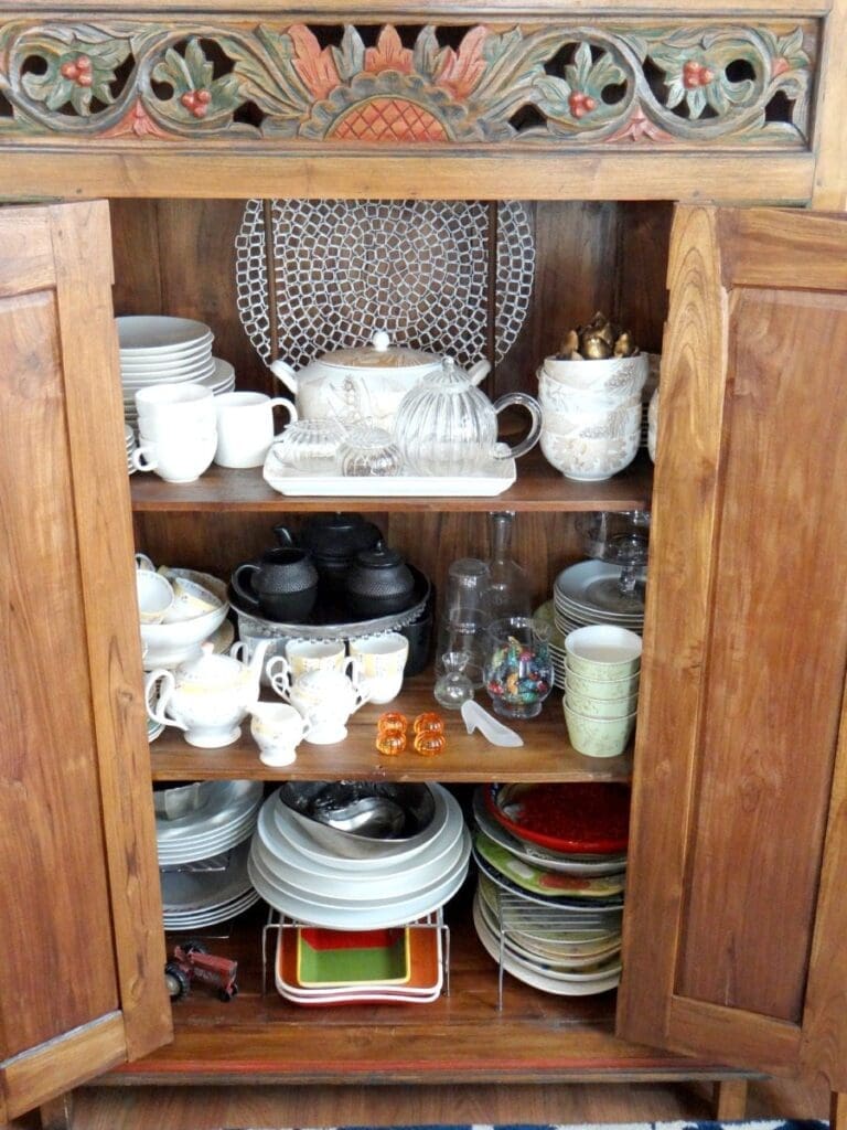 Tips to organize your china cabinet and arrange your china in the most beautiful ways. How to organize your china cabinet