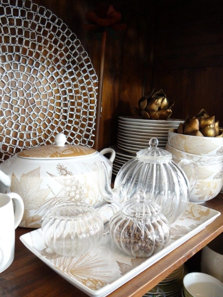 Tips to organize your china cabinet and arrange your china in the most beautiful ways. Tips to organize your china cabinet and arrange your china in the most beautiful ways.