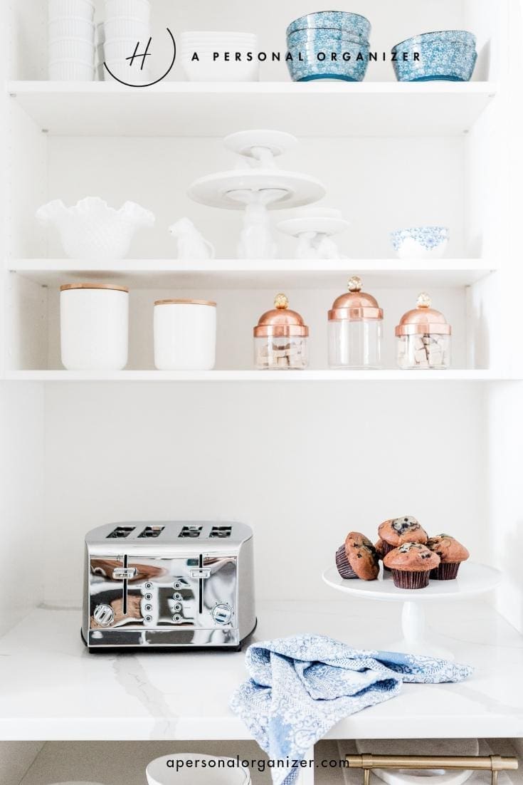 Simple holiday decluttering plan. Use our simple holiday decluttering plan to quickly and efficiently declutter your home so you are always ready for last-minute holiday visitors.