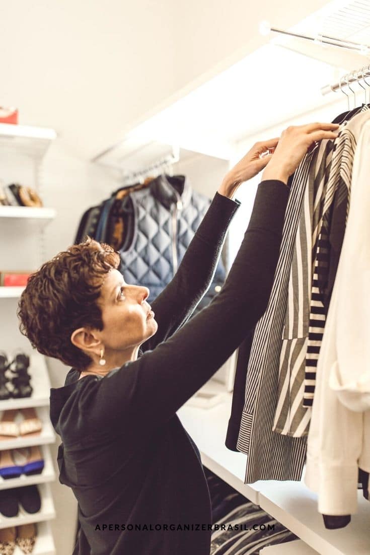 Como organizar guarda roupas