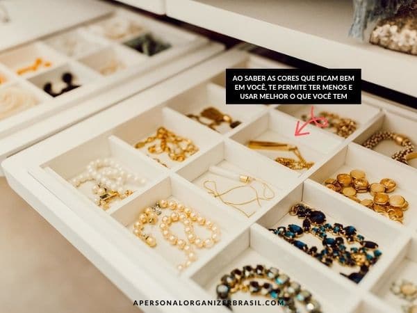 The white drawer organizer, nestled in the guarda roupa, elegantly displays assorted jewelry—earrings, necklaces, and bracelets. A small note in Portuguese highlights the benefits of knowing what colors suit you for better organization.