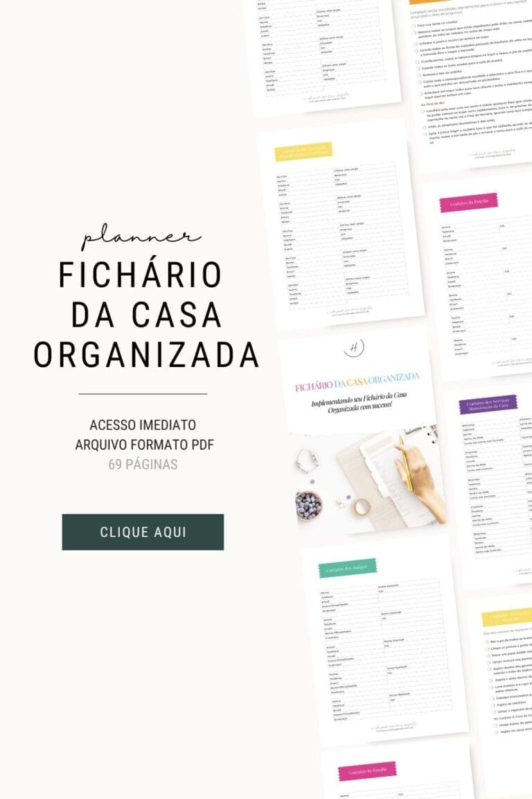 Anúncio elegante de planner em português intitulado "FICHÁRIO DA CASA ORGANIZADA". Acesse imediatamente o PDF de 69 páginas. A imagem mostra prévias das páginas do planner da nossa loja especializada em organizing printables. Um botão "CLIQUE AQUI" é exibido.